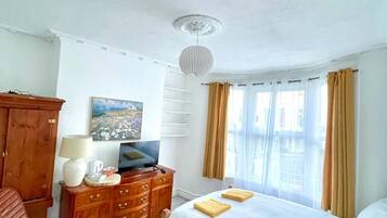 6 bedrooms, iron/ironing board, WiFi, bed sheets