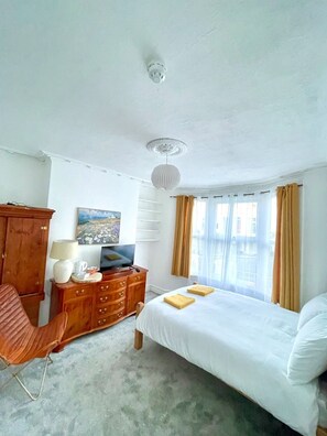 6 chambres, fer et planche à repasser, Wi-Fi, draps fournis