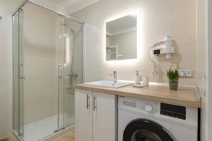 Douche, sèche-cheveux, serviettes fournies