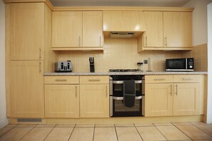 Private kitchen - Stunning 6 Bed house in Cardiff. Perfect for families and contractors (Cardiff)