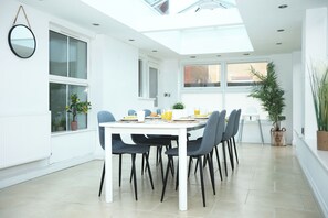 Dining - Stunning 6 Bed house in Cardiff. Perfect for families and contractors (Cardiff)
