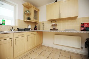 Private kitchen - Stunning 6 Bed house in Cardiff. Perfect for families and contractors (Cardiff)