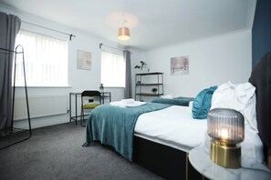 6 bedrooms, iron/ironing board, WiFi, bed sheets - Stunning 6 Bed house in Cardiff. Perfect for families and contractors (Cardiff)