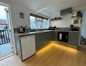 Kjøleskap, mikrobølgeovn, ovn og kokeplater