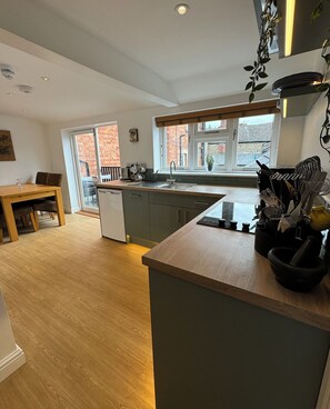 Kjøleskap, mikrobølgeovn, ovn og kokeplater