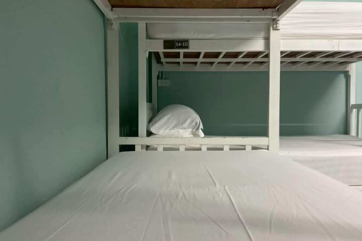 Cubrecamas, espacio para trabajar con laptop y wifi gratis