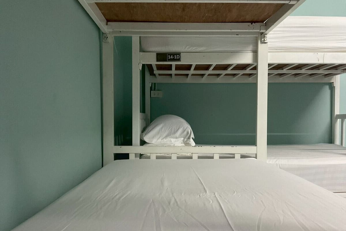 Comfort vierpersoonskamer | Donsdekens, een laptopwerkplek, gratis wifi