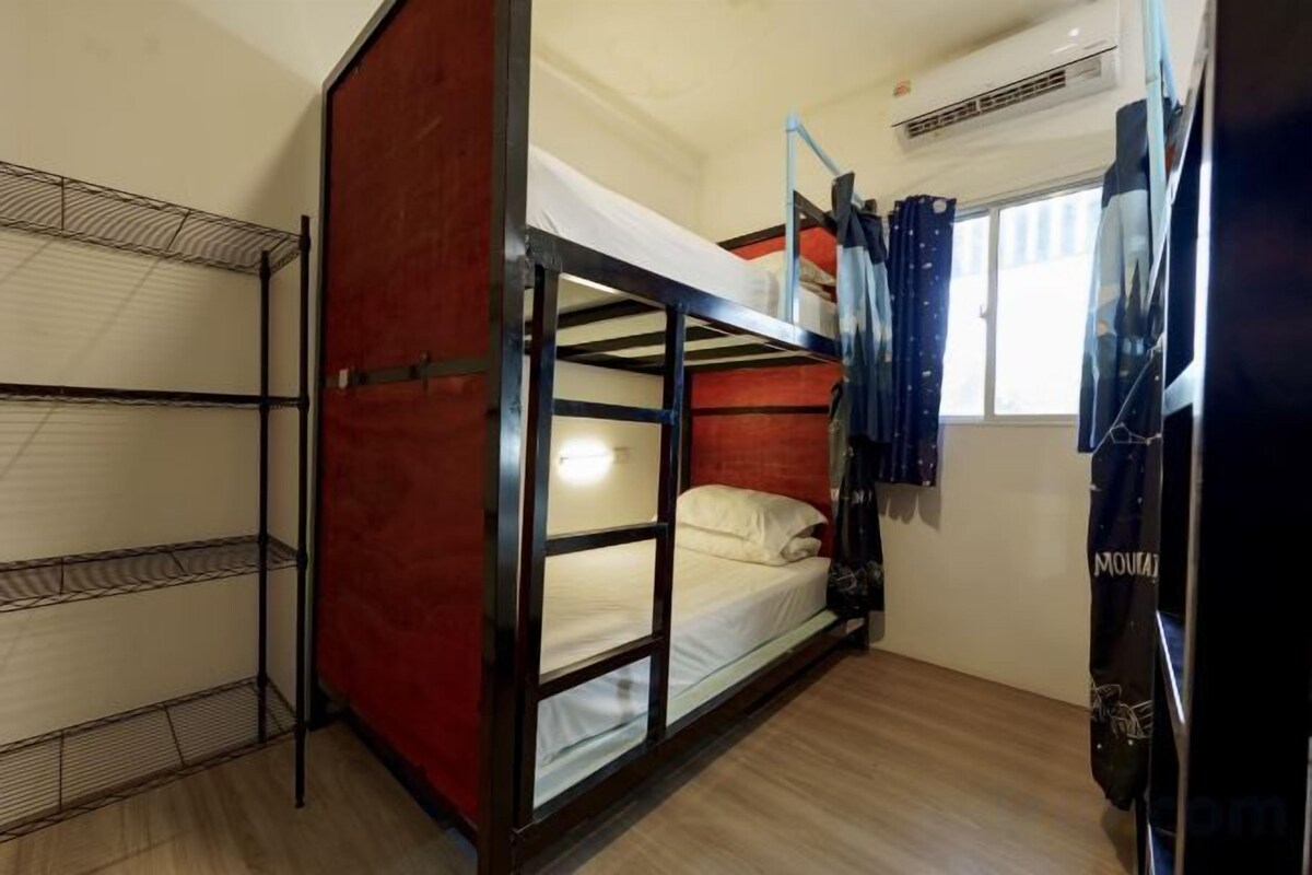Down comforters, laptop workspace, WiFi (free)