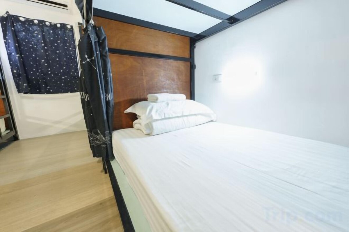 Down comforters, laptop workspace, WiFi (free)