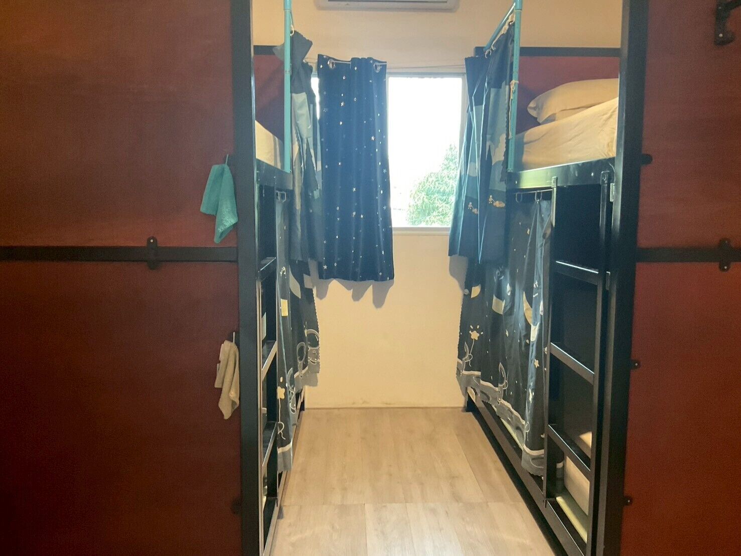 Phòng đơn cơ bản, phòng tập thể nam và nữ, không hút thuốc, quang cảnh vườn | Chăn bông, khu vực làm việc phù hợp cho laptop 