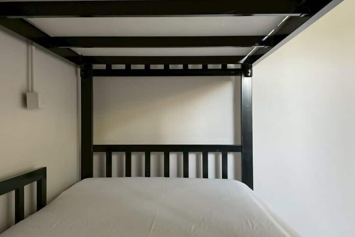 Cubrecamas, espacio para trabajar con laptop y wifi gratis