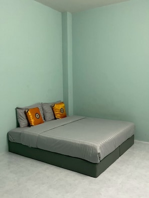 Down comforters, laptop workspace, free WiFi - Green Gen Hotel Phuket (Ratsada)