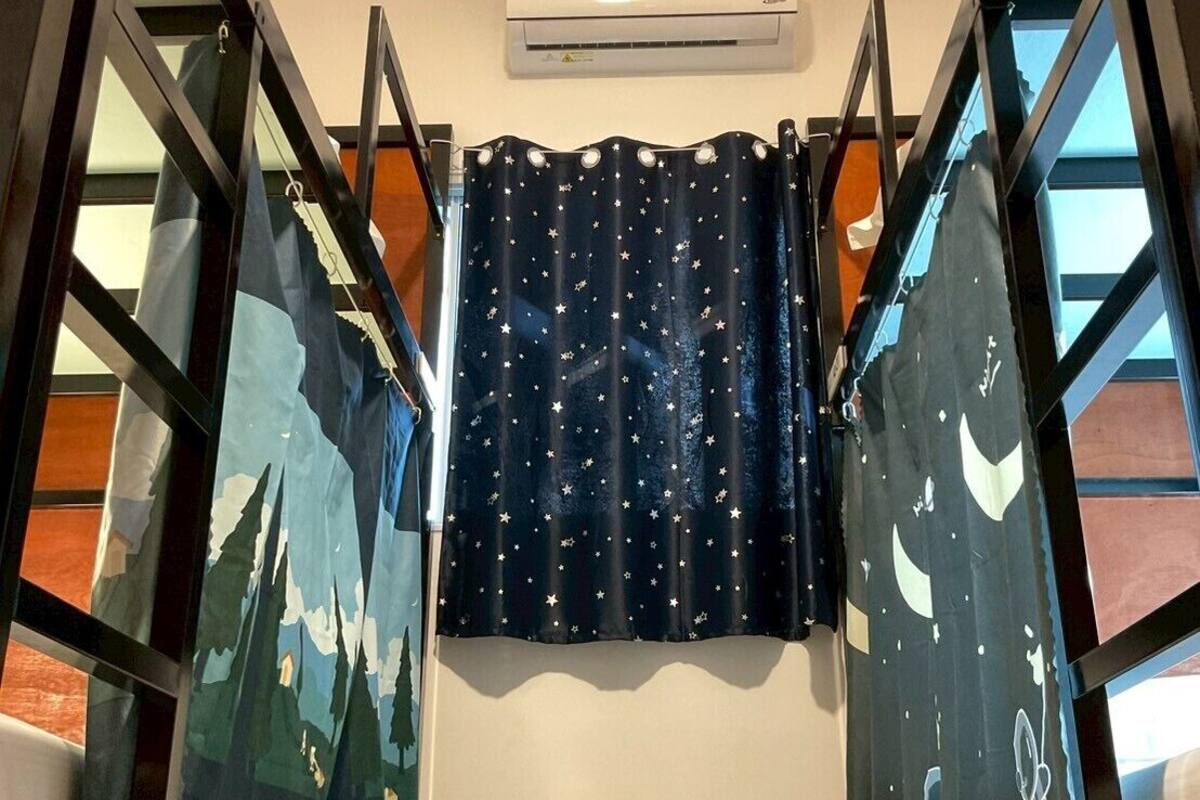 Economy slaapzaal, niet-roken, uitzicht op tuin | Donsdekens, een laptopwerkplek, gratis wifi