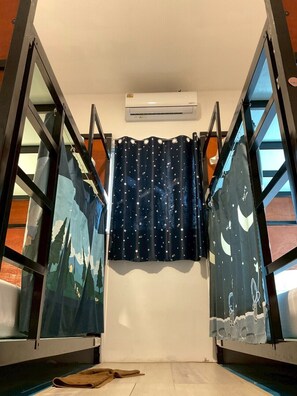 エコノミー 共同ドミトリー ベッドルーム (複数) 禁煙 冷房 | 羽毛の掛け布団、ノートパソコン用作業スペース、WiFi (無料)