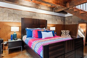 Tabla de planchar con plancha, wifi gratis y ropa de cama