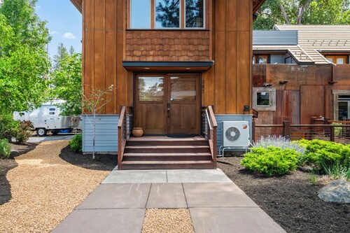 Spacious retreat for reunions, friends, family, and business
