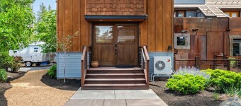 Spacious retreat for reunions, friends, family, and business