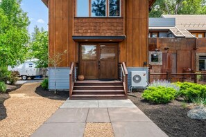 Exterior detail - Pine St Loft Unit #2 (Sisters)