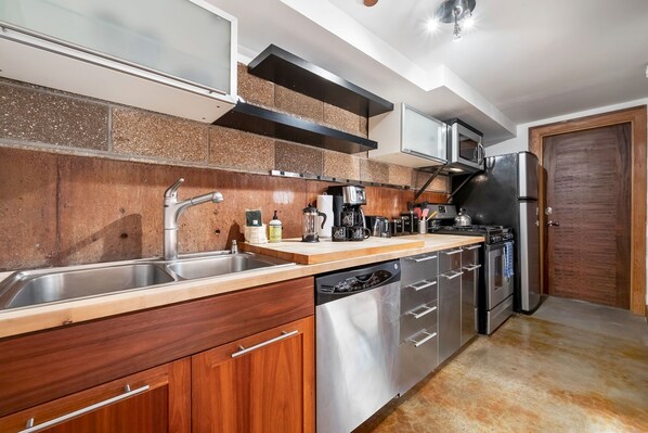Refrigerador, microondas, horno y parrilla de estufa 