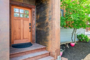 Exterior detail - Retreat for reunions, friends, family & business (Sisters)