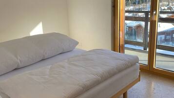 4 bedrooms, iron/ironing board