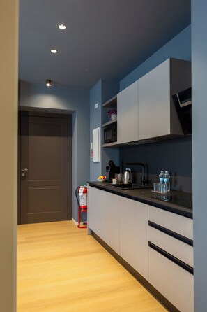 Microwave, stovetop, coffee/tea maker, dining tables - Separate apartment. (Bergamo)