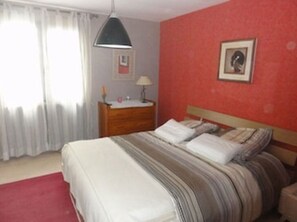 3 slaapkamers, een strijkplank/strijkijzer, reisbedje, wifi