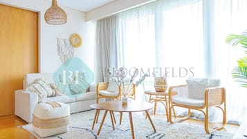 Apartamento conforto, sacada, vista para a cidade | Área de estar | TV