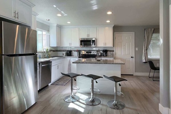 Fridge, microwave, oven, dishwasher - 3BR/2BA Modern & spacious home close to the River (Sacramento)