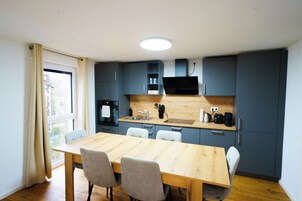 Apartamento Premium, 3 habitaciones | Mobiliario individual, escritorio, espacio para trabajar con un portátil