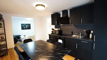 Superior appartement | Hypoallergeen beddengoed, individueel gemeubileerd, een bureau