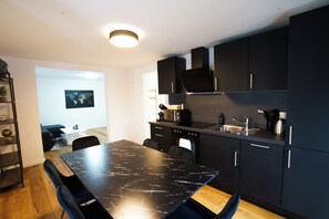 Condo superior | Roupas de cama antialérgicas, individualmente mobiliados, escrivaninha