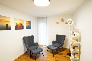 Individually furnished, desk, laptop workspace, blackout drapes - KC Hostings - Prestige Apartments (Reutlingen)