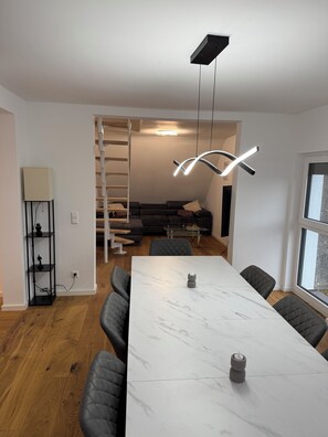 Duplex, várias camas | Roupas de cama antialérgicas, individualmente mobiliados, escrivaninha