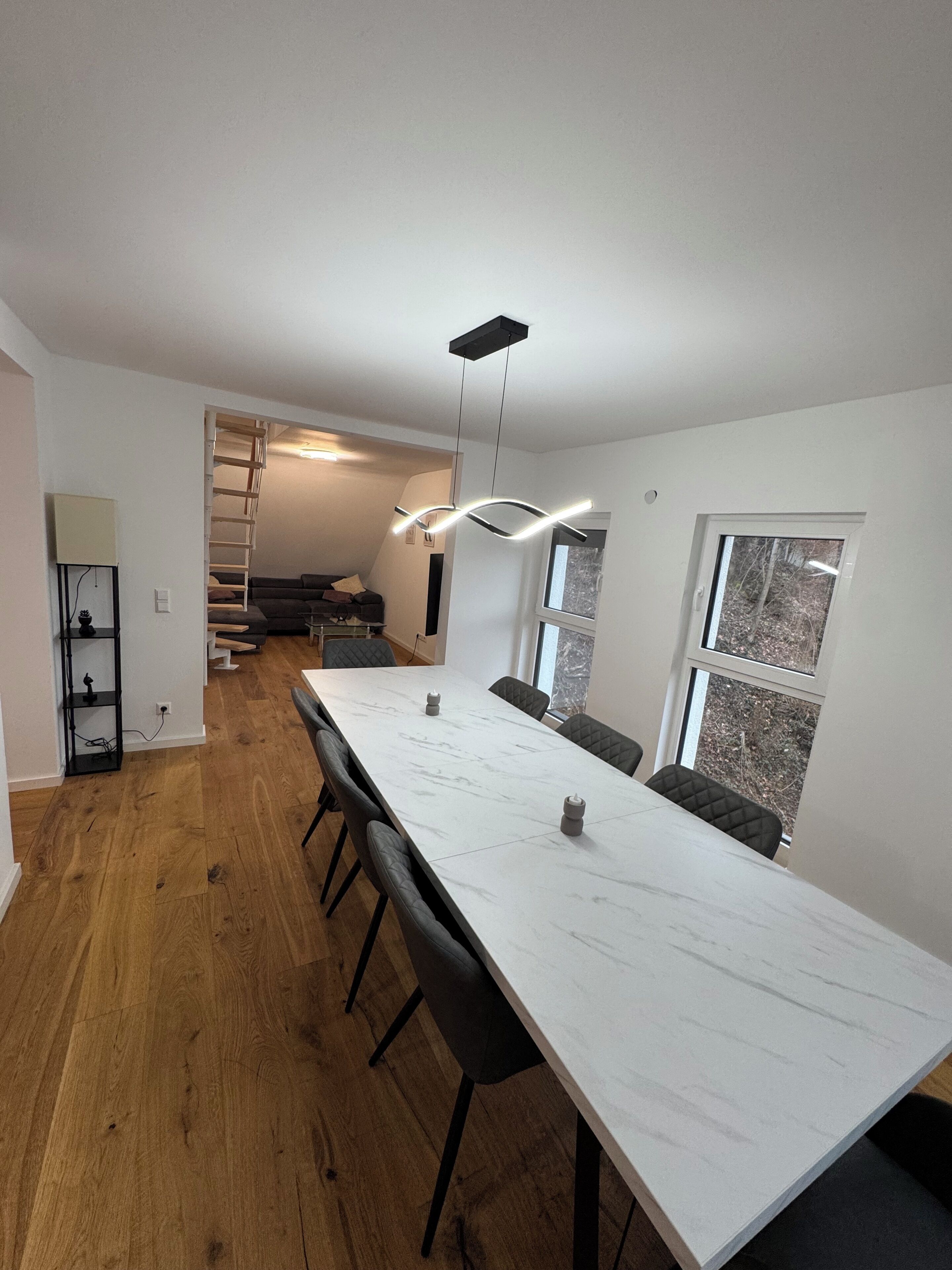 Maisonette, Mehrere Betten | Essbereich im Zimmer