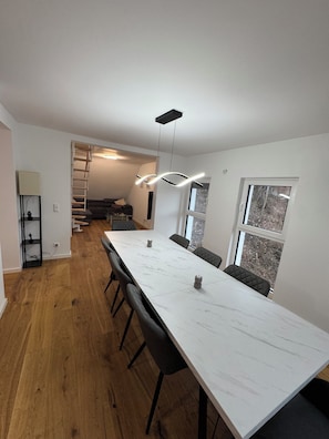 Duplex, várias camas | Opções para refeição no quarto