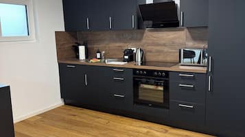 Duplex, Multiple Beds | Private kitchen | Full-size fridge, microwave, oven, stovetop