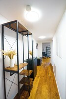 Muebles diferentes, escritorio y espacio para trabajar con laptop 