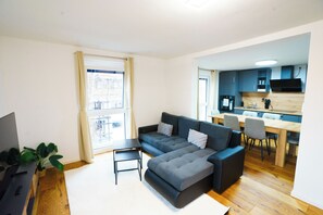 Individually furnished, desk, laptop workspace, blackout drapes - KC Hostings - Prestige Apartments (Reutlingen)