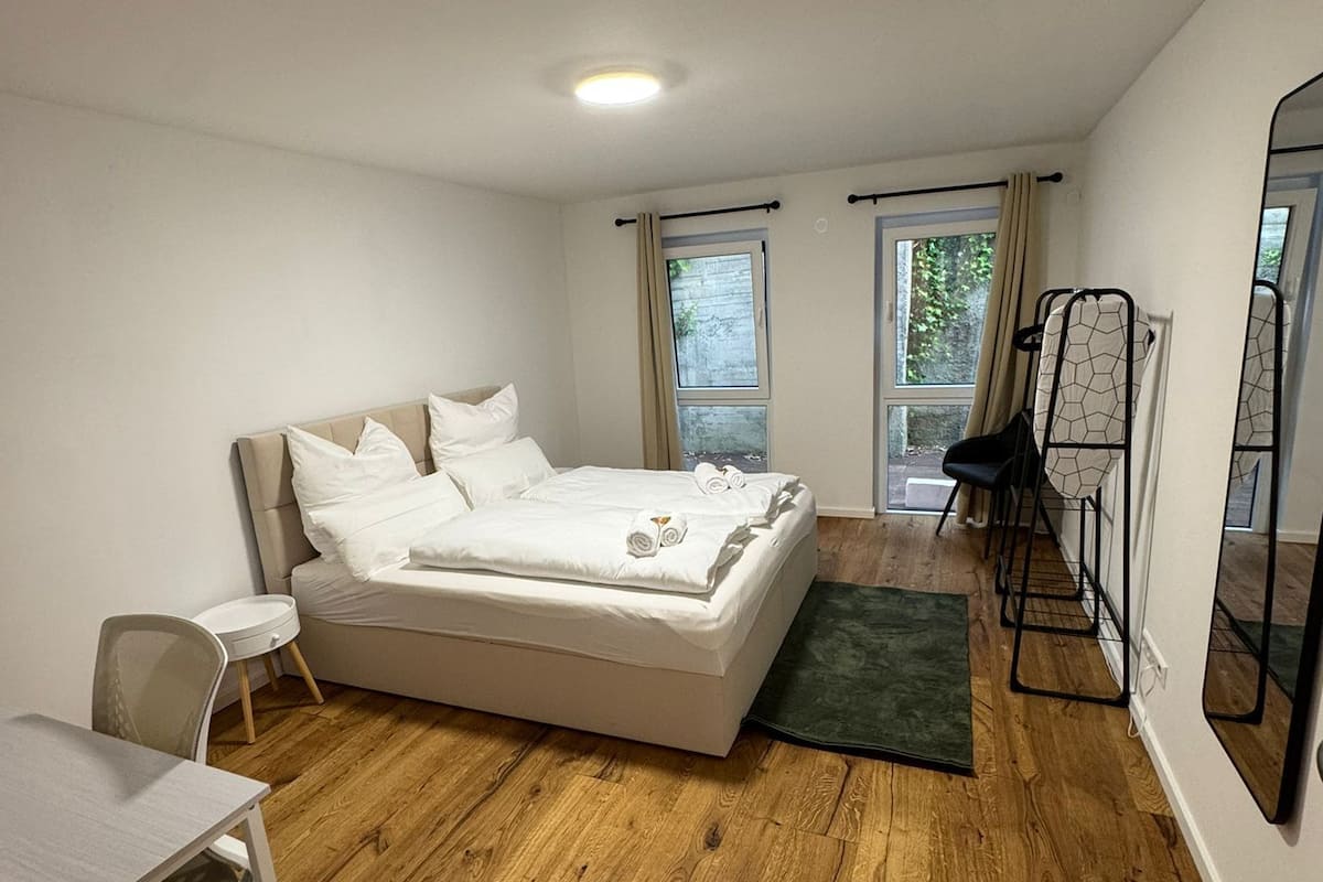 Condo estándar | 1 habitación, muebles diferentes y escritorio