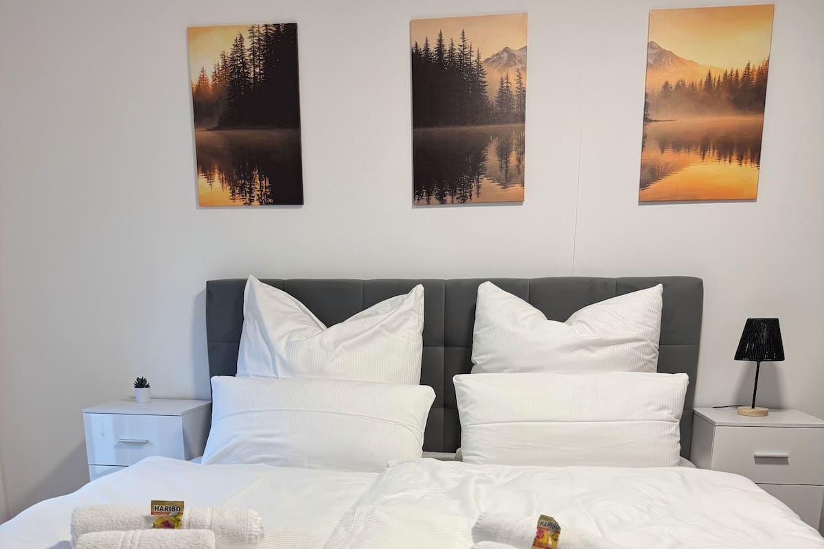 Condo superior | 1 habitación, muebles diferentes y escritorio