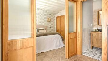 2 slaapkamers, een strijkplank/strijkijzer, internet, beddengoed