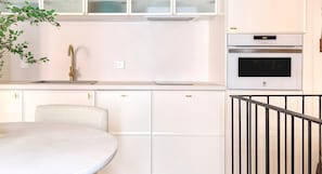 Køleskab, mikrobølgeovn, ovn, kogeplade