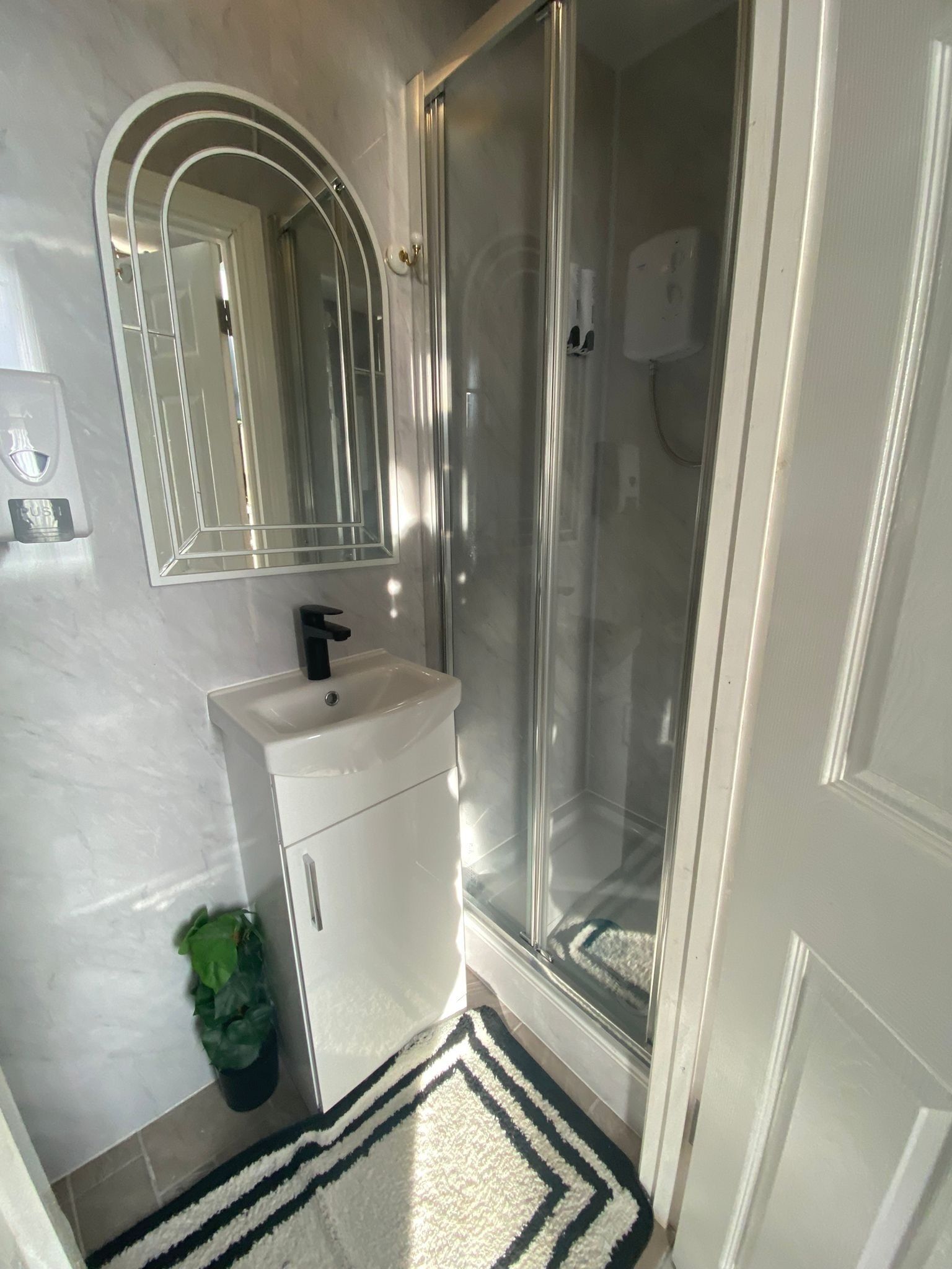 Douche, articles de toilette gratuits, sèche-cheveux