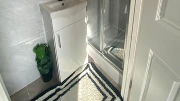 Douche, articles de toilette gratuits, sĂšche-cheveux