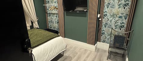Deluxe kamer, uitzicht op tuin | Een kluis op de kamer, een bureau, een laptopwerkplek