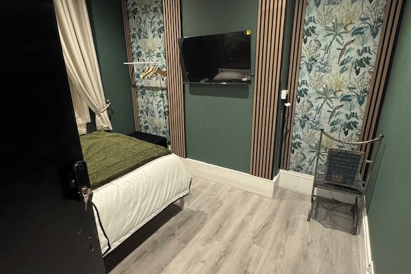 Deluxe Room, Garden View | In-room safe, desk, laptop workspace, blackout drapes