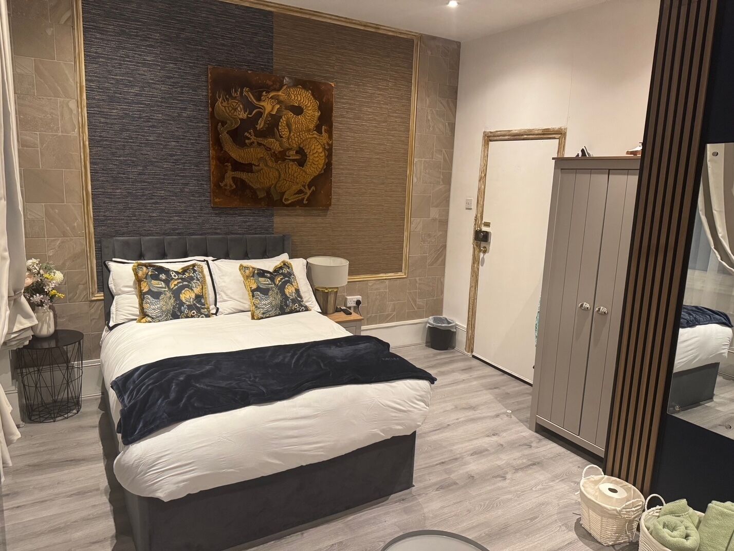 Quarto superior, vista para a cidade | Cofres nos quartos, escrivaninha, espaço de trabalho para notebook