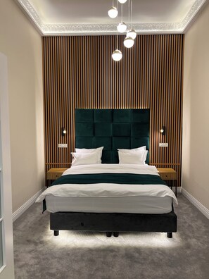 خزنة داخل الغرفة وستائر تعتيم وتجهيزات عازلة للصوت ومكواة/لوح كي