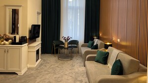 Una sala de estar con un sofá, una mesa de centro, un televisor y una chimenea.